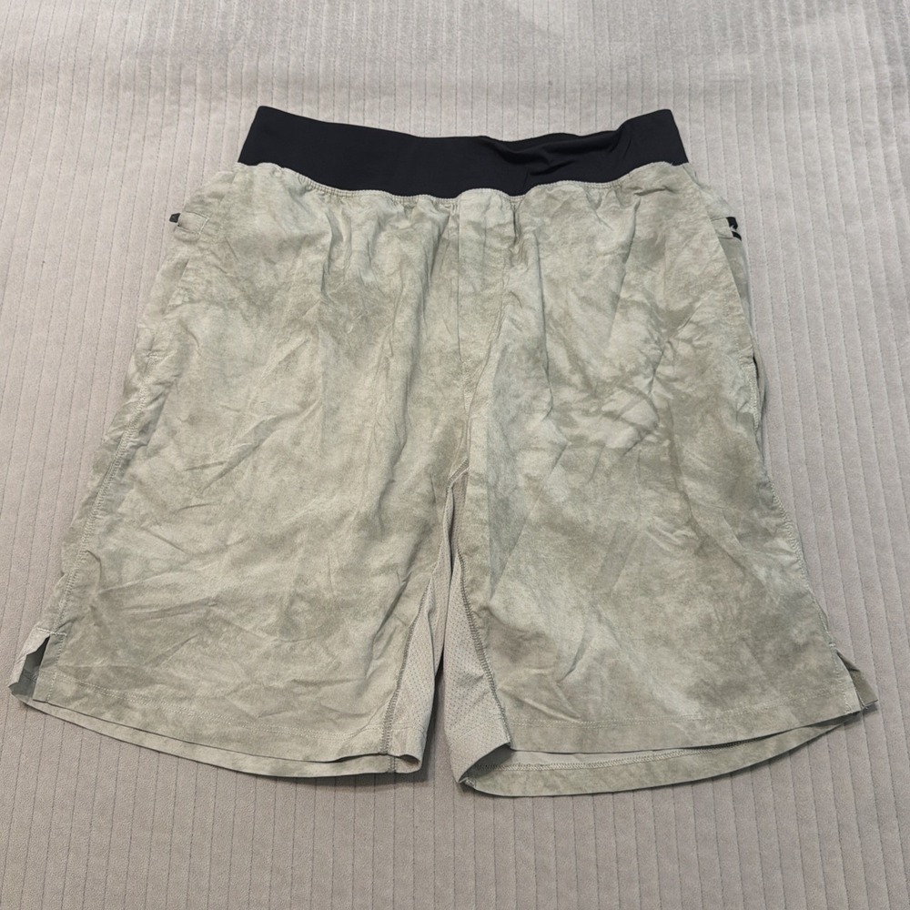 Fabletics Men's Athletic Camouflage Shorts Black White Knit UnLined 8"